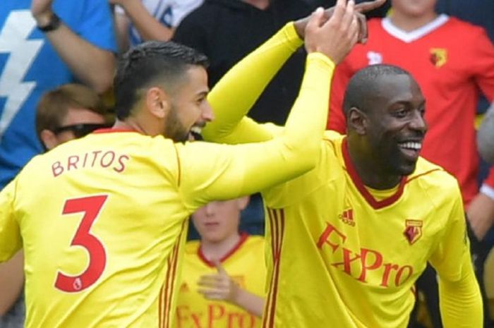 Striker Watford, Stefano Okaka (kanan), merayakan gol ke gawang Liverpool dalam laga Liga Inggris di Vicarage Road, Watford, 12 Agustus 2017.