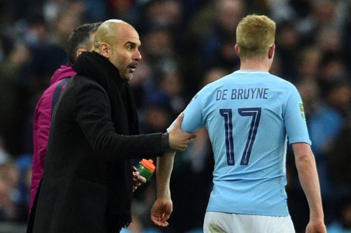 Manajer Manchester City, Josep Guardiola (kiri), berbicara dengan Kevin De Bruyne dalam laga final Piala Liga Inggris kontra Arsenal di Stadion Wembley, London, pada 25 Februari 2018.