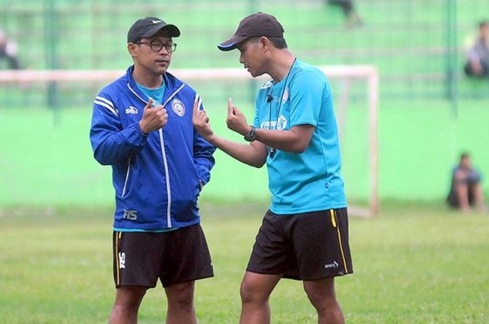 Pelatih Arema FC, Aji Santoso (kiri), berdiskusi dengan asisten pelatih Joko Susilo saat mengawasi sesi latihan di Stadion Gajayana Kota Malang, Senin (20/2/2017) sore.