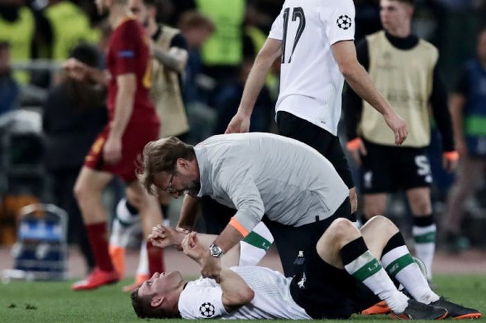 Pelatih Liverpool FC, Juergen Klopp, melakukan selebrasi bersama James Milner seusai laga leg kedua semifinal Liga Champions kontra AS Roma di Stadion Olimpico, Roma, Italia pada 2 Mei 2018.