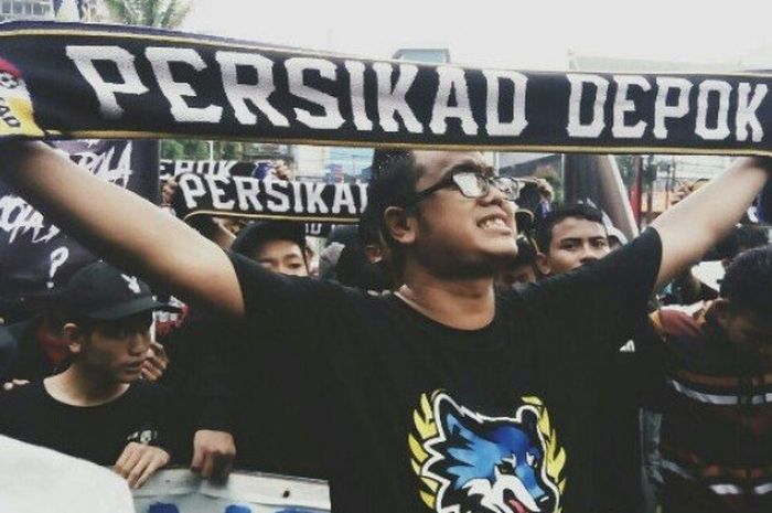 Sekitar seratus suporter klub sepak bola Persikad Depok berunjuk rasa di depan gerbang Kantor Wali Kota Depok di Jalan Margonda, Depok, Kamis (8/2/2018). Mereka menuntut Pemkot Depok memperhatikan dan mempertahankan keberadaan klub Persikad Depok tetap ada dan mengikuti kompetisi Liga 3 di musim kompetisi 2018.