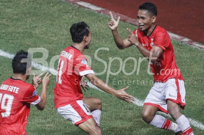 Selebrasi Ramdani Lestaluhu seusai mencetak gol pertama Persija ke gawang Bhayangkara FC pada  laga pekan pamungkas Liga 1 musim 2017 di Stadion Patriot, Kota Bekasi, Minggu (12/11/2017) malam. 