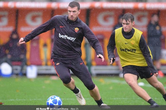 Penyerang AS Roma, Edin Dzeko (kiri).