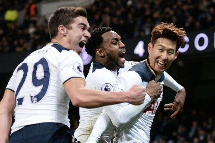 Pemain Tottenham Hotspur, Son Heung-min (kanan), merayakan golnya bersama Danny Rose (tengah) dan Harry Winks saat melawan Wyacombe Wanderers pada  laga babak keempat Piala FA di Stadion White Hart Lane, London, Inggris, Sabtu (28/1/2017). 