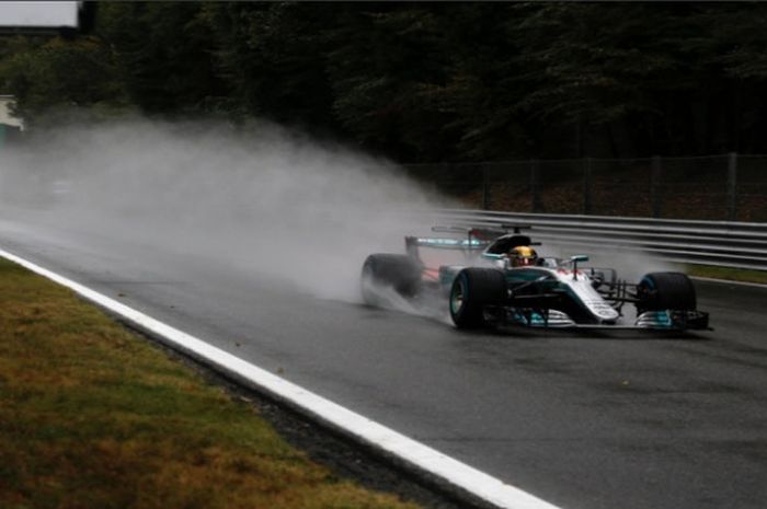 Lewis Hamilton saat menjalani sesi kualifikasi GP Italia (2/9/2017).