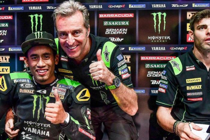 Manajer Tim Yamaha Tech3, Herve Poncharal (tengah), berpose bersama pebalapnya, Hafizh Syahrin.