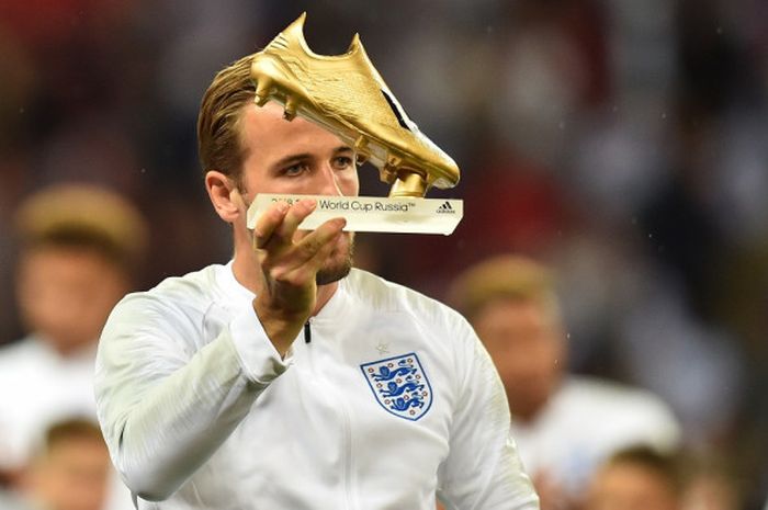 Striker timnas Inggris, Harry Kane, menerima trofi Sepatu Emas sebagai pencetak gol terbanyak Piala Dunia 2018 sebelum laga UEFA Nations League melawan Spanyol, 8 September 2018 di Stadion Wembley, London.