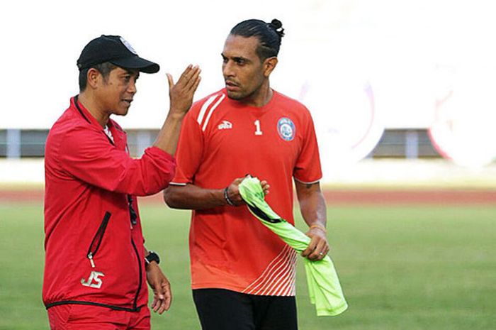 Gelandang Arema FC, Gustavo Lopez (kanan), mendapat arahan dari pelatih Joko Susilo saat berlatih bersama tim, Kamis (22/2/2018).