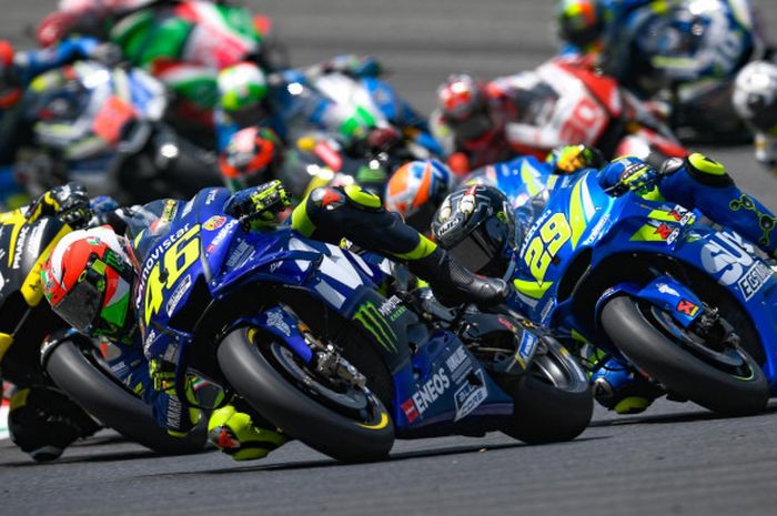 Valentino Rossi bertarung sengit dengan Danilo Petrucci, Andrea Iannone, dan Alex Rins.