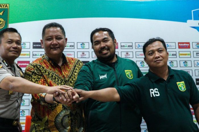 Dari kiri ke kanan, Kabag-ops Polrestabes Surabaya, AKBP Sukmo Wibowo, Whisnu Sakti Buana (Ketua Panpel Persebaya), Wahyu Mariaji (Manajer Operasional Persebaya), dan Ram Surahman (Sekretaris Persebaya) saat menggelar jumpa pers di rumah dinas walikota Surabaya, Jumat (6/4)