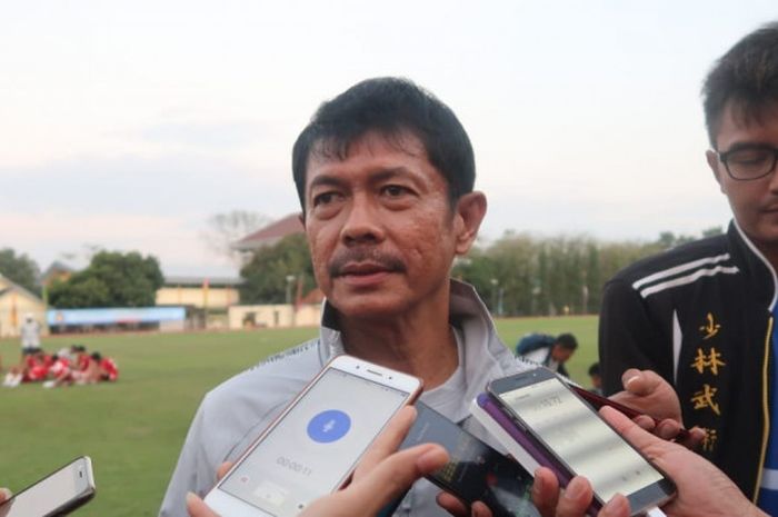 Pelatih timnas U-19 Indonesia, Indra Sjafri saat diwawancarai selepas pertandingan uji coba melawan Persibara Banjarnegara di Lapangan Universitas Negeri Yogyakarta (UNY), Sabtu (8/9/2018).