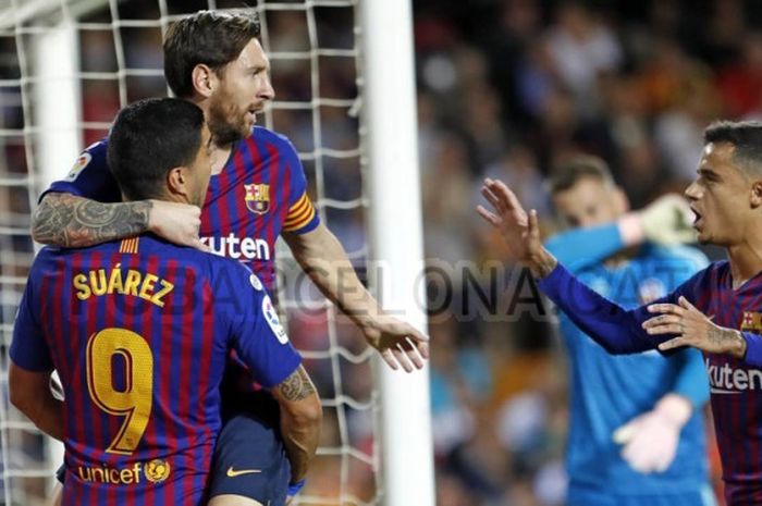 Trio penyerang Barcelona, Luis Suarez, Lionel Messi, dan Philippe Coutinho, melakukan selebrasi usai membobol gawang Valencia pada laga Liga Spanyol, 8 Oktober 2018.