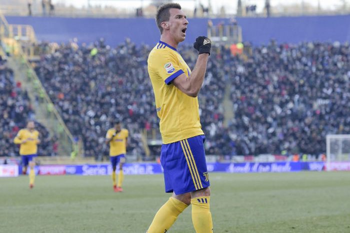 Selebrasi Mario Mandzukic saat cetak gol kedua Juventus ke gawang Bologna pada pertandingan hari Minggu (17/12/2017).