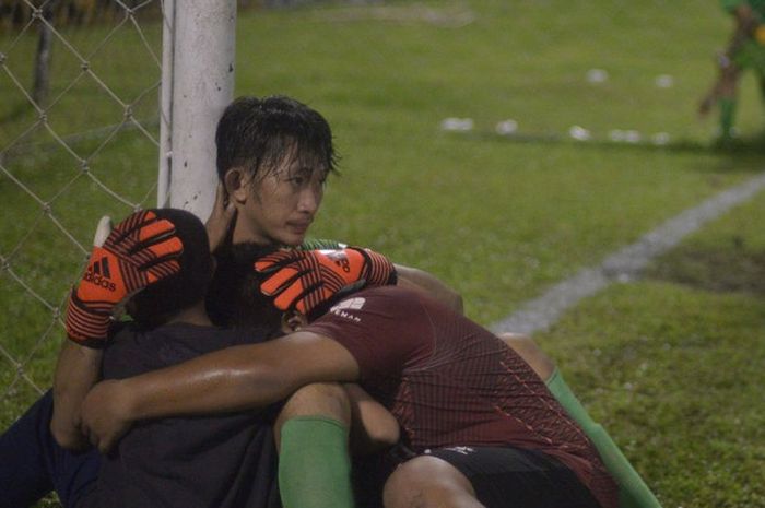 Rizky Mokodompit berasama dua suporter PSM Makassar usal laga melawan Bali United.