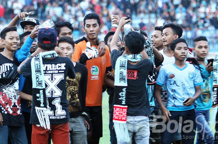 Kapten Persela, Choirul Huda (tengah) di kerumuni LAmania saat usai laga uji coba beberapa waktu lalu di Stadion Surajaya Lamongan.