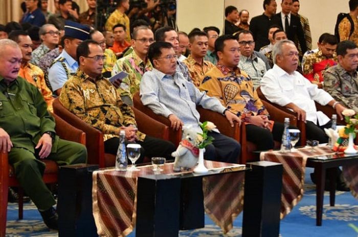 Menpora Imam Nahrawi bersama Menteri Perhubungan Budi Karya Sumadi, Menpupera Basuki Hadimuljono ikut mendampingi Wakil Presiden Jusuf Kalla menghadiri Global Forum 95 Hari Menuju Asian Games 2018 Tahun Olahraga, Tahun Politik di Ballroom Hotel Atlet Century, Senayan, Jakarta, Selasa (15/5/2018).