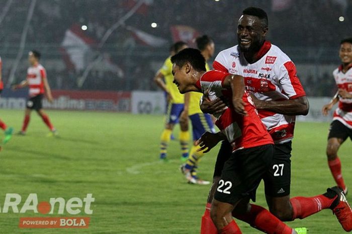 Gelandang, Fandi Eko Utomo, merayakan gol dengan rekan setimnya, Sanogo Baubacar, seusai mencetak gol ke gawang Persegres Gresik United dalam laga pekan ke-8 Liga 1 di Stadion Gelora Bangkalan, Jawa Timur (01/06/2017) Kamis malam.