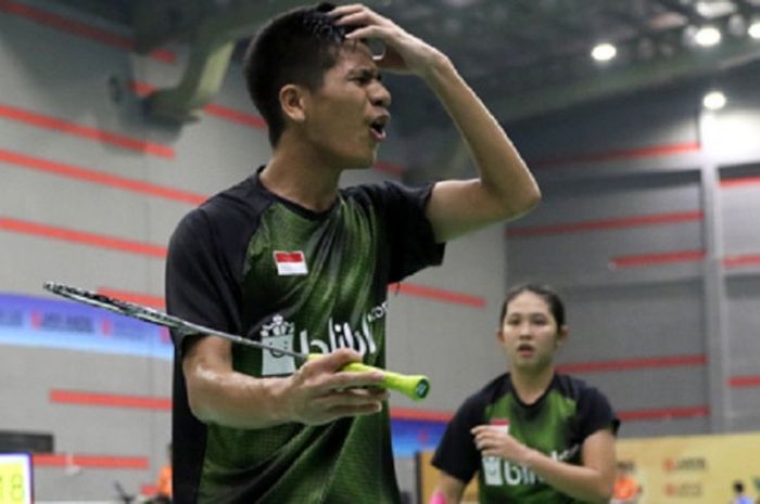 Pasangan ganda campuran Indonesia, Yeremia Erich Yoche Yacob/Ribka Sugiarto, bereaksi setelah dikalahkan wakil India, Dhruv Kapila/Mithula U K, 21-15, 17-21 19-21, pada babak kedua Kejuaraan Asia Junior 2017 di Jaya Raya Sports Hall Training Center, Jakarta, Kamis (27/7/2017).