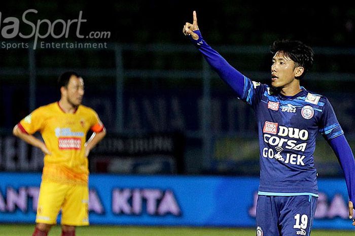 Aksi gelandang Arema FC, Ahmad Bustomi, saat tampil melawan Sriwijaya FC dalam laga pekan ke-13 Liga