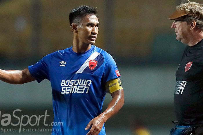 Pelatih PSM Makassar, Robert Rene Alberts, berbicara dengan kapten tim, Zulkifli Syukur, saat melawan PSMS Medan pada laga perdana penyisihan Grup A Piala Presiden 2018 di Stadion Gelora Bandung Lautan Api, Kota Bandung, Selasa (16/1/2018) malam.