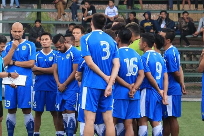 Djadjang Nurdjaman, pelatih Persib, sedang memberi pengarahan kepada pemain dalam latihan.