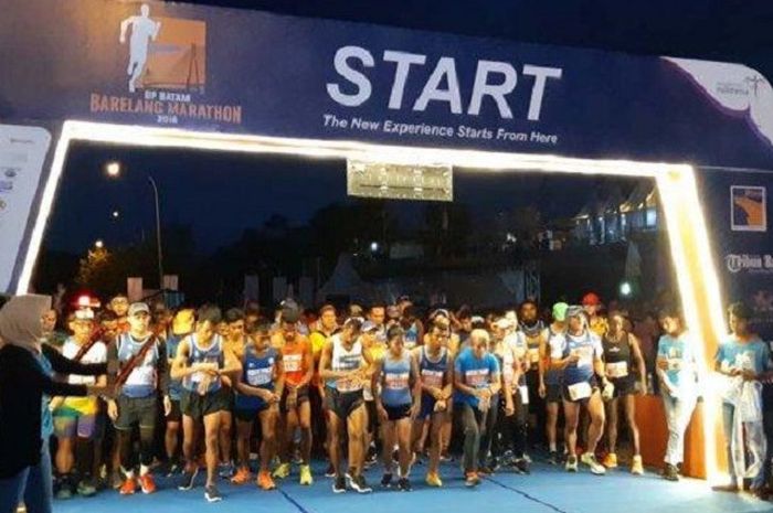 Kepala BP Batam, Lukita Dinarsyah Tuwo melepas peserta BP Batam Barelang Marathon kategory 42K dan 21 K , Minggu (2/12/2018) 