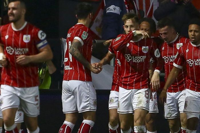 Pemain Bristol City melakukan selebrasi setelah memastikan kemenangan atas Manchester United pada laga perempat final Piala Liga Inggris di Stadion Ashton Gate, Rabu (20/12/2017) waktu setempat.