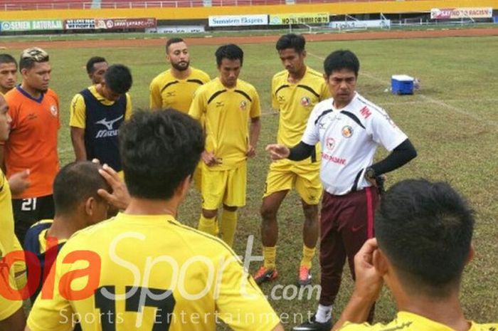 Suasana sesi latihan pagi Semen Padang di Stadion Jakabaring, Palembang, Kamis (10/8/2017).