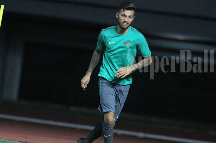 Gelandang Timnas Indonesia, Stefano Lilipaly, dalam sesi latihan Senin (2/10/2017) malam WIB