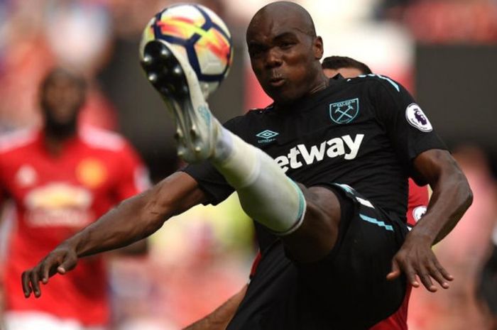 Aksi bek West Ham United, Angelo Ogbonna, dalam partai Liga Inggris lawan Manchester United di Old Trafford, 13 Agustus 2017.