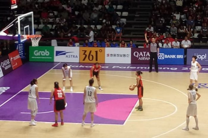 Tim nasioal basket putri saat menjalani pertandingan melawan Korea Bersatu pada laga penyisihan Grup X di Hall Basket Gelora Bung Karno, Senayan, Jakarta, Rabu (15/8/2018).