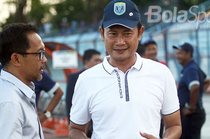 CEO Persela, Yurohnur Effendi (kanan) berbincang dengan pelatih baru Persela, Aji Santoso usai pertandingan Persela kontra Perseru di Stadion Surajaya Lamongan, Jumat (8/9/2017).