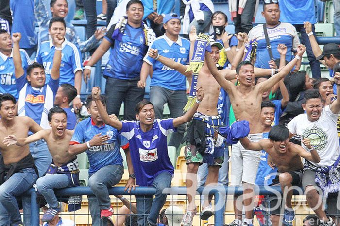 Para suporter PSIS Semarang saat menyaksikan laga lawan Martapura FC, Selasa (28/11/2017)