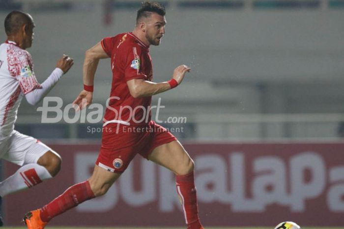 Penyerang Persija Jakarta, Marko Simic, dikawal oleh bek Persipura Jayapura, Ricardo Salampessy, dalam pertandingan Liga 1 di Stadion Pakansari, Cibinong, Jumat (25/5/2018). 