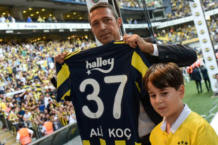 Presiden baru Fenerbahce, Ali Koc, berpose dengan jersey klub di Ulker Stadium, Istanbul, 5 Juni 2018.