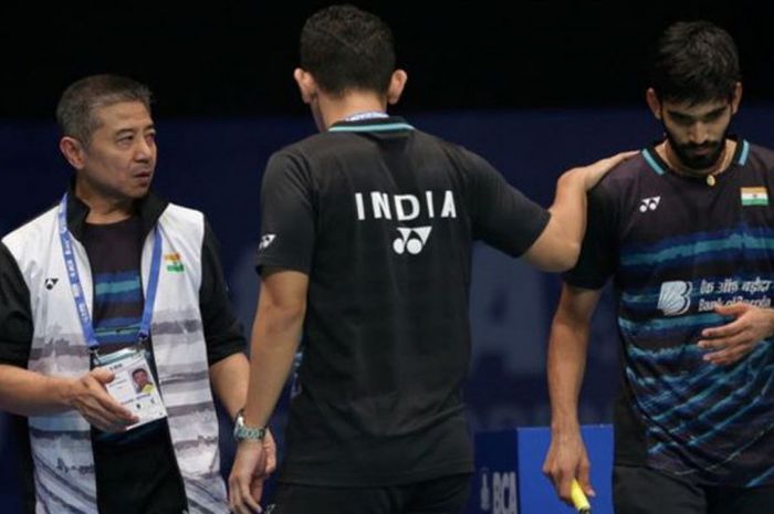 Pelatih tunggal putra tim nasional India, Mulyo Handoyo (kiri), saat mendampingi Kidambi Srikanth be