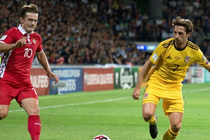 Gelandang Wales, Joe Allen (kanan), berduel dengan pemain Moldova, Alexandru Dedov, dalam laga Kualifikasi Piala Dunia 2018 zona Eropa di Chisinau, Moldova, pada 5 September 2017.