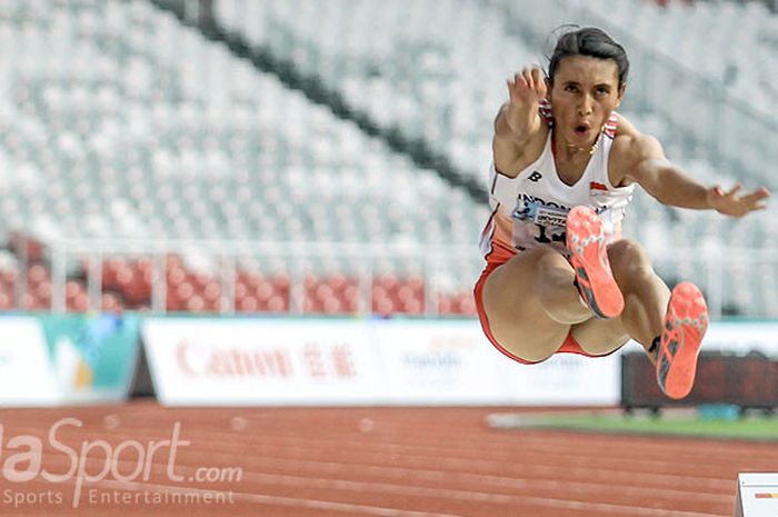 Aksi atlet lompat jauh Indonesia, Maria Natalia Londa, pada Test Event Asian Games 2018 di Stadion U