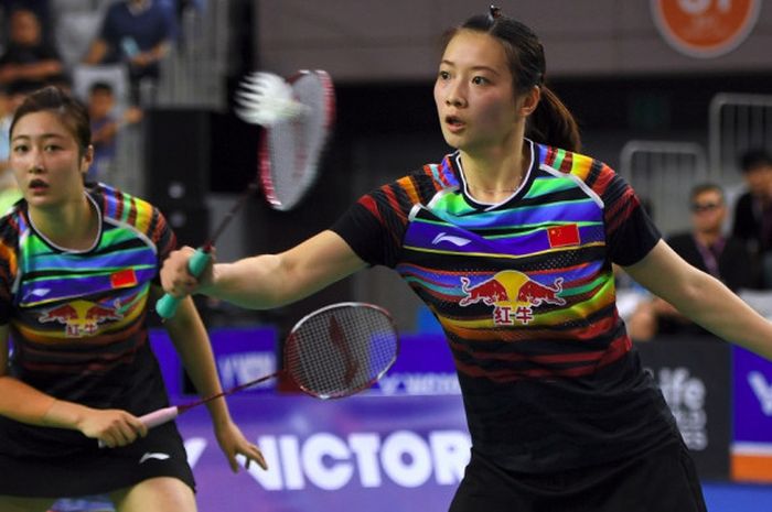 Pasangan ganda putri China, Huang Yaqiong (kanan)/Yu Xiaohan, saat menjalani laga melawan Chang Ye-na/Lee So-hee (Korea Selatan) pada babak final Korea Terbuka di Seoul, Minggu (17/9/2017).