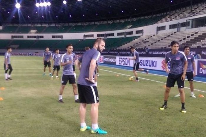 Gelandang Mustafic Fahrudin (tengah depan) saat menjalani latihan sekaligus uji lapangan Philipinne Sports Stadium pada Jumat (18/11/2016) malam. 