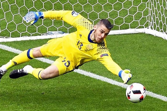 Penjaga gawang tim nasional Spanyol, David De Gea, melakukan penyelamatan saat melawan Italia dalam laga babak 16 besar Euro 2016 di Stadion Stade de France, Prancis, 27 Juni 2016.