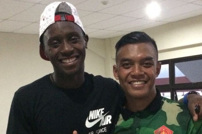 Franklin Anzite (kiri) berfoto bersama kiper PS TNI, Teguh Amiruddin, usai dipastikan berpisah dengan The Army, Sabtu (4/11/2017).