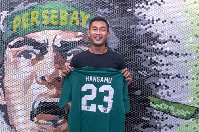 Pemain Anyar Persebaya Surabaya, Hansamu Yama, Berfoto dengan Latar Ikon 'Kepala' Bonek Setelah Menandatangani Kontrak di Kantor Persebaya, Rabu (16/1).