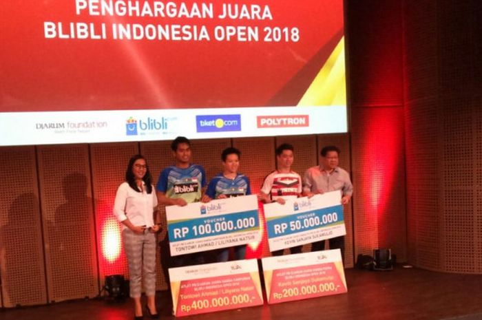 Tontowi Ahmad/Liliyana Natsir, dan Kevin Sanjaya berpose setelah mendapat apresiasi secara simbolis dari Djarum Foundation di Galeri Indonesia Kaya, Jakarta, Rabu (11/7/2018).