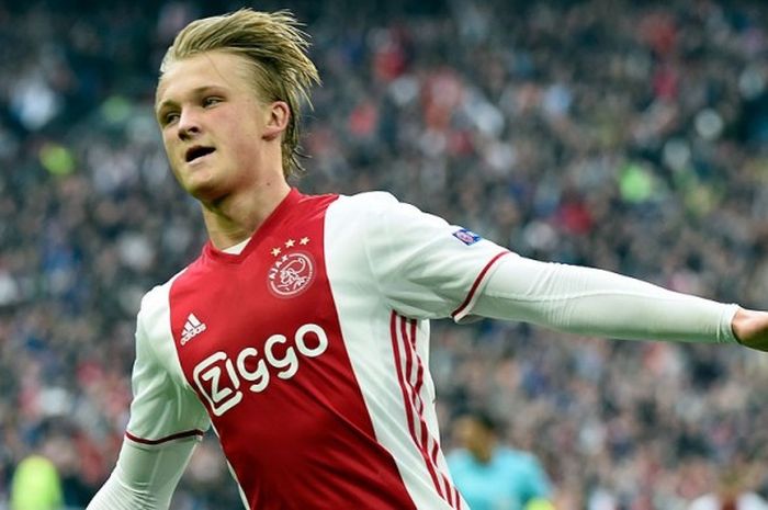 Penyerang muda Ajax Amsterdam, Kasper Dolberg, melakukan selebrasi seusai mencetak gol ke gawang Lyonn dalam laga leg pertama semifinal Liga Europa 2016-2017 di Amsterdam.