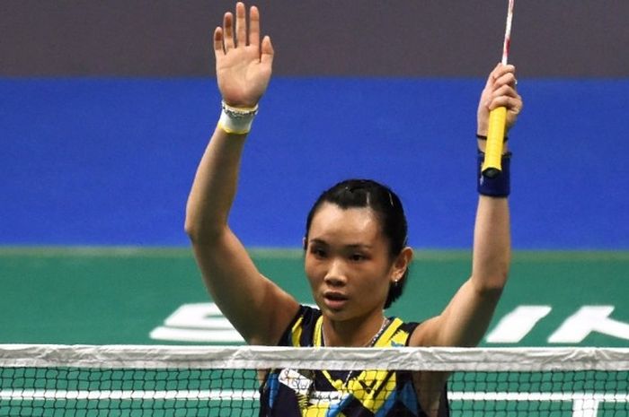 Pebulu tangkis tunggal putri nomor satu dunia asal Taiwan, Tai Tzu Ying, melakukan selebrasi setelah mengalahkan Carolina Marin (Spanyol) pada laga final Singapura Terbuka di Singapore Indoor Stadium, Minggu (16/4/2017). Tai menang 21-15, 21-15.