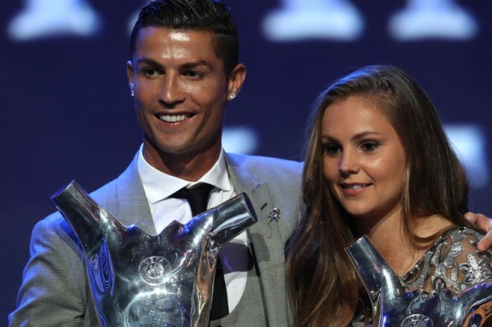 Cristiano Ronaldo (kiri) dan Lieke Martens berpose bersama trofi Pemain Terbaik Eropa 2017 versi UEFA yang berhasil mereka raih di Grimaldi Forum, Monako, pada Kamis (24/8/2017).