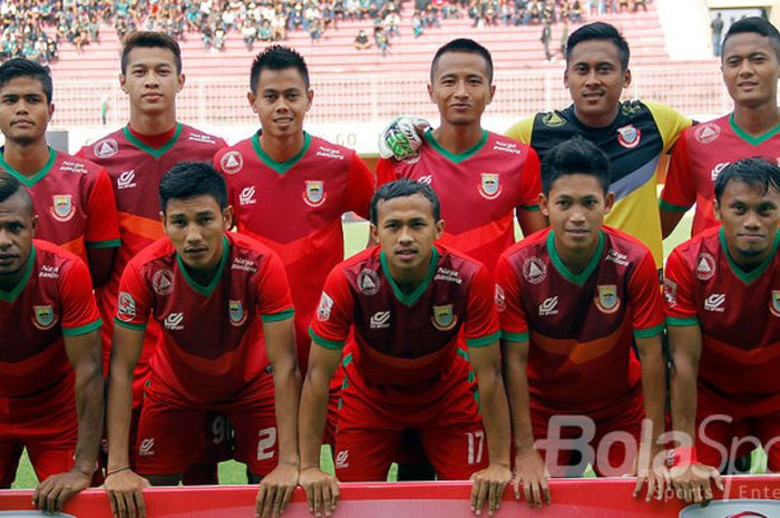 Tim Persibat Batang berpose menjelang melawan tuan rumah PSS Sleman dalam laga pekan ke-11 Liga 2 Grup 3 di Stadion Maguwoharjo, Sleman, pada 8 Agustus 2017.