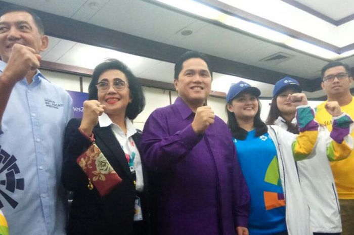 Ketua Umum Inasgoc Erick Thohir (keempat dari kanan) berfoto dengan jajarannya dan para volunteer Asian Games 2018, di Kantor Inasgoc, Jakarta, Kamis (18/1/2018).