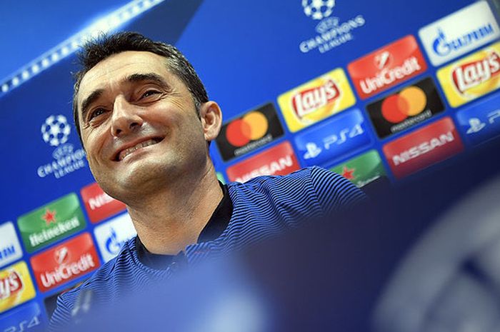 Pelatih Barcelona, Ernesto Valverde, tersenyum saat berbicara dalam konfrensi pers di Barcelona pada 17 Oktober 2017 menjelang laga Grup D Liga Champions 2017-2018 melawan Olympiacos.